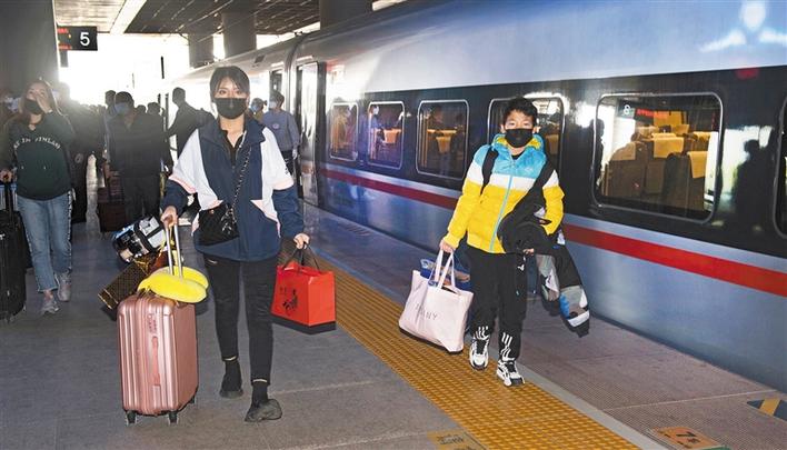 【中首  陕西  图】时隔76天，武汉—西安首趟高铁、航班抵达