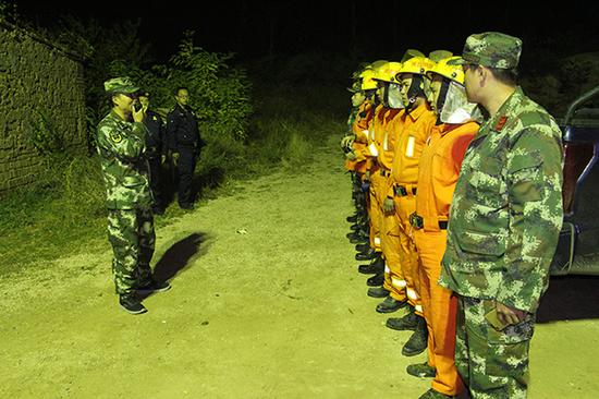 3名驴友被困张家口深山悬崖 消防连夜6小时救出