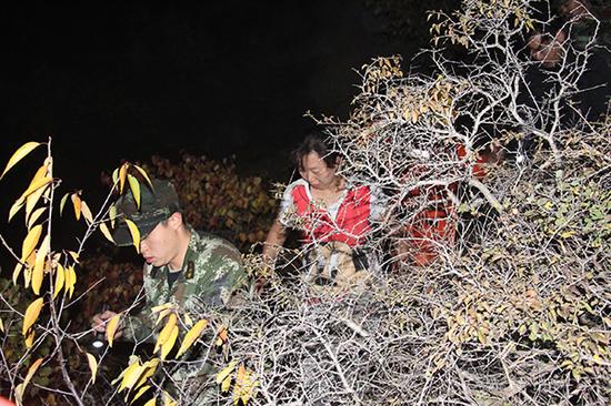 3名驴友被困张家口深山悬崖 消防连夜6小时救出