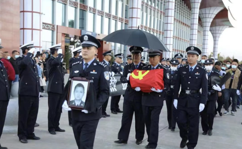 “พวกเราทุกคนเป็นลูกชายของคุณ " ตร. ต้านยาเสพติดดูแลแม่ของสหายผู้เสียสละ_fororder_WX20210509-170000@2x