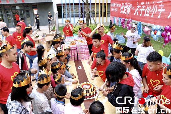 贵州大方：青年志愿者走进儿童福利院献爱心