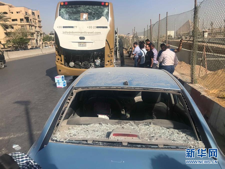 一辆旅游巴士在开罗大埃及博物馆附近遭爆炸袭击 至少14名游客受伤