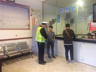 小伙服务区上厕所耽搁半小时 司机被催促开车走了