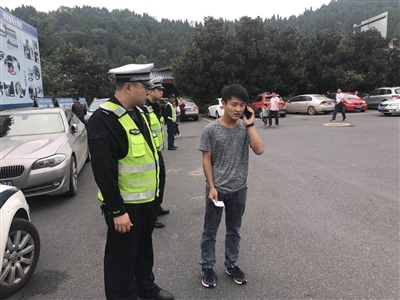 小伙服务区上厕所耽搁半小时 司机被催促开车走了
