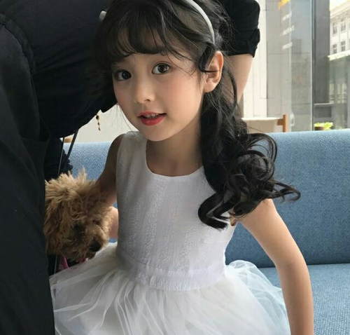 年仅8岁裴佳欣却美若天仙 撞脸杨幂美翻网友