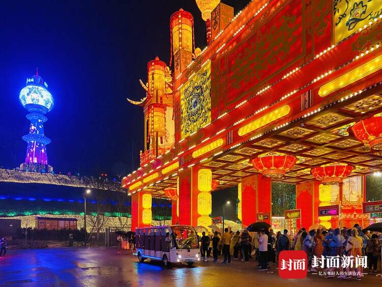 (转载)狂风骤雨下的“平静” 自贡·中华彩灯大世界有序疏散游客6000余名