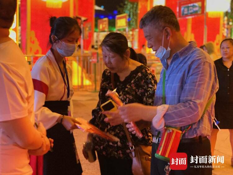 (转载)狂风骤雨下的“平静” 自贡·中华彩灯大世界有序疏散游客6000余名