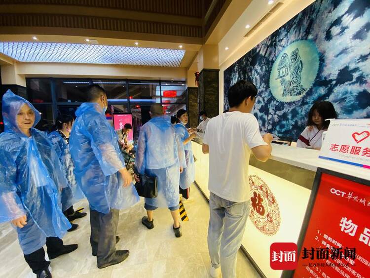 (转载)狂风骤雨下的“平静” 自贡·中华彩灯大世界有序疏散游客6000余名