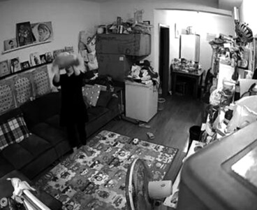 7月大男婴遭育婴嫂高抛摇甩虐待 涉事者称因心情差