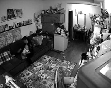 7月大男婴遭育婴嫂高抛摇甩虐待 涉事者称因心情差