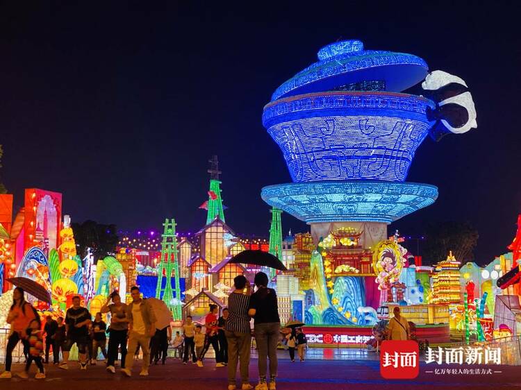 (转载)狂风骤雨下的“平静” 自贡·中华彩灯大世界有序疏散游客6000余名