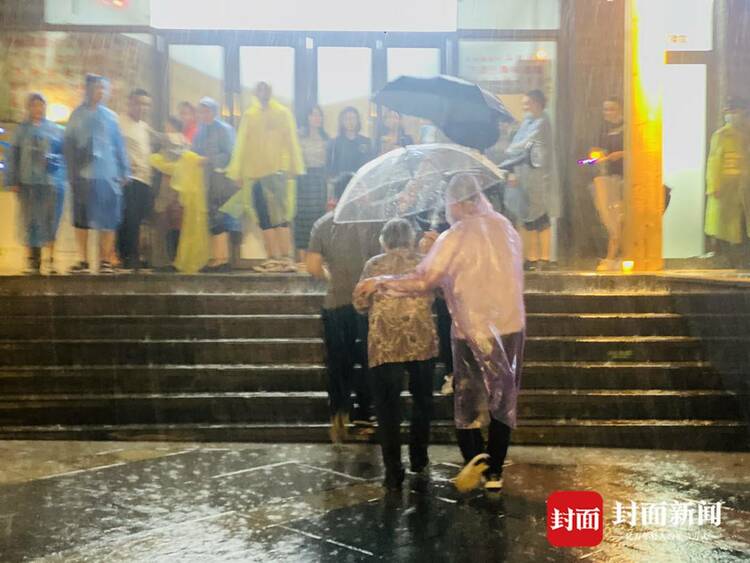 (转载)狂风骤雨下的“平静” 自贡·中华彩灯大世界有序疏散游客6000余名