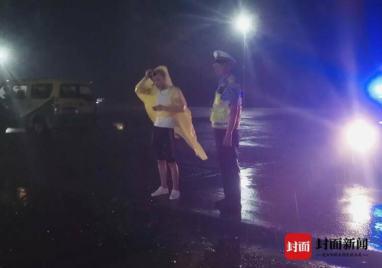 (转载)狂风骤雨下的“平静” 自贡·中华彩灯大世界有序疏散游客6000余名