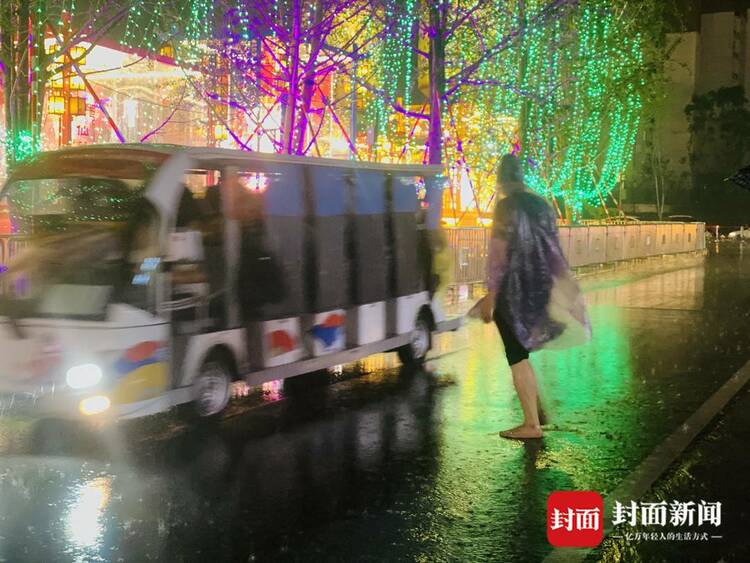 (转载)狂风骤雨下的“平静” 自贡·中华彩灯大世界有序疏散游客6000余名