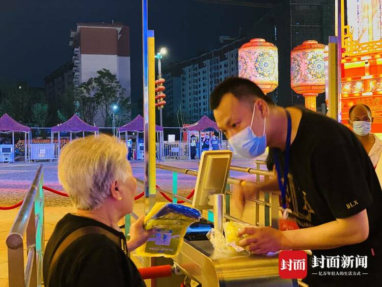 (转载)狂风骤雨下的“平静” 自贡·中华彩灯大世界有序疏散游客6000余名