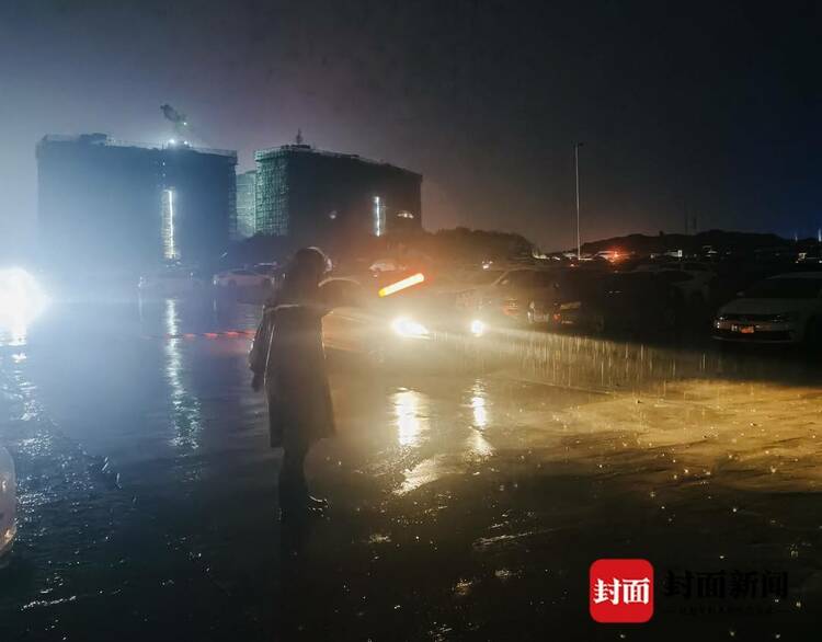 (转载)狂风骤雨下的“平静” 自贡·中华彩灯大世界有序疏散游客6000余名