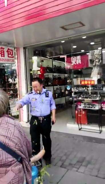 七旬卖菜老太菜叶甩城管一脸 城管：以前几次老人都很配合