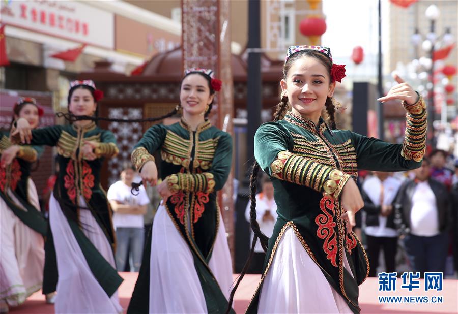 乌鲁木齐:欢歌起舞迎游客 乌鲁木齐:欢歌起舞迎游客