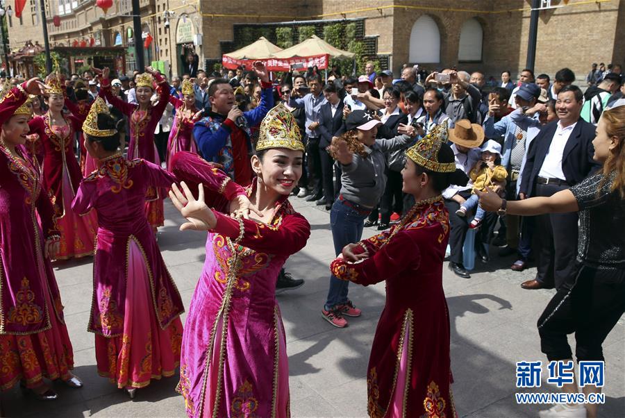 乌鲁木齐:欢歌起舞迎游客 乌鲁木齐:欢歌起舞迎游客