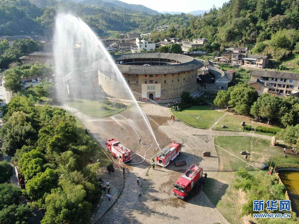 福建龙岩举行土楼灭火救援实战演练