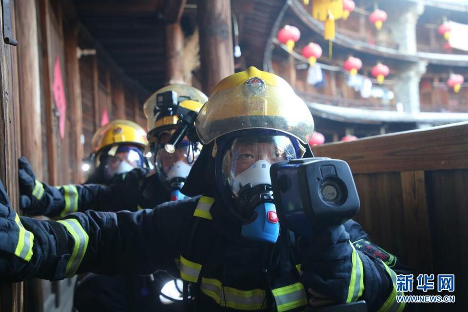 福建龙岩举行土楼灭火救援实战演练