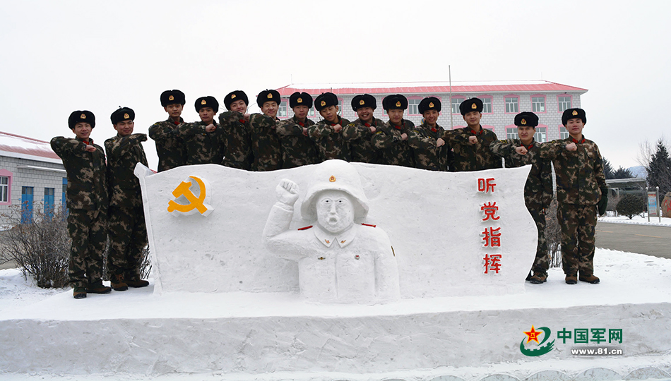 雪雕精雕细琢,突出强军,改革的主题,以学习践行"森林部队精神"为主