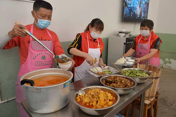 四川内江园坝村“爱心食堂”今日开灶_fororder_2“爱心午餐”制作现场