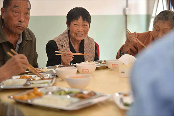 四川内江园坝村“爱心食堂”今日开灶_fororder_3老人品尝“爱心午餐”