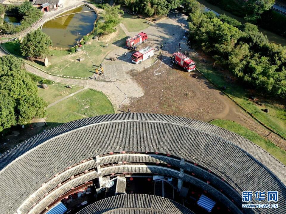 福建龙岩举行土楼灭火救援实战演练