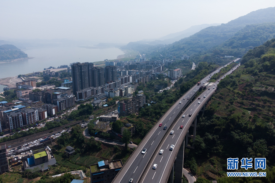 与长江“伴行”的高速公路