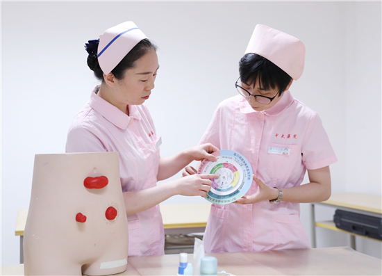 护士变身“发明家” 中大医院举办护士节庆祝活动_fororder_图片8