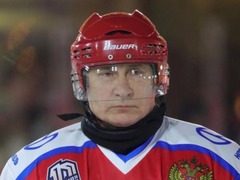 普京参加全俄夜间冰球联盟大赛：穿11号战袍 打进8球