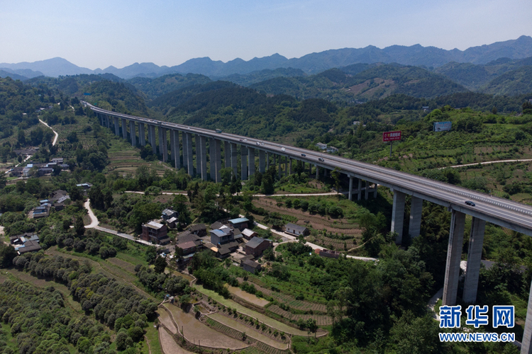 沿着高速看中国｜与长江“伴行”的高速公路