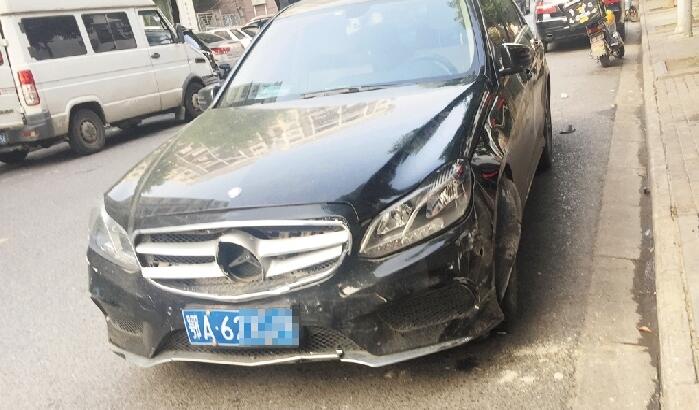 男子驾奔驰连撞四辆车 自称是某高校教授