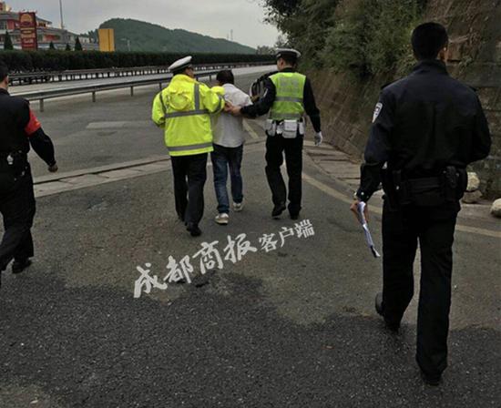 女子被男网友强载出省 服务区厕所内报警获救