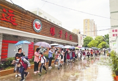 这一幕真暖！武汉钢城十二小老师搭“爱心伞道”护送学生离校