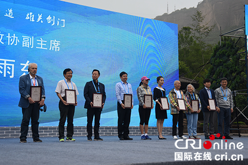 图片默认标题_fororder_四川省政协副主席张雨东为旅游推介大使颁发证书-摄影--徐琴