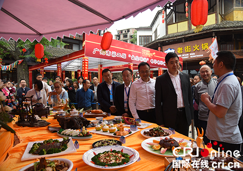 图片默认标题_fororder_现场参观所有美食展品--摄影--徐琴