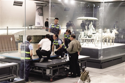 【中首 陕西 图】 世界级“豪车” “青铜之冠”秦陵铜车马昨“搬家”