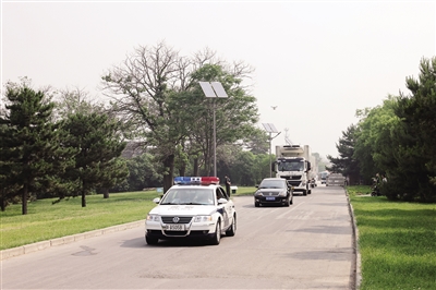 【中首 陕西 图】 世界级“豪车” “青铜之冠”秦陵铜车马昨“搬家”