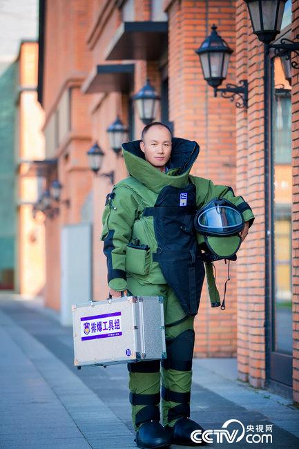 拆弹专家朱建民：手攥生命导线必须万无一失