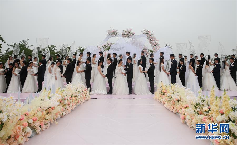 上海公园里的集体婚礼