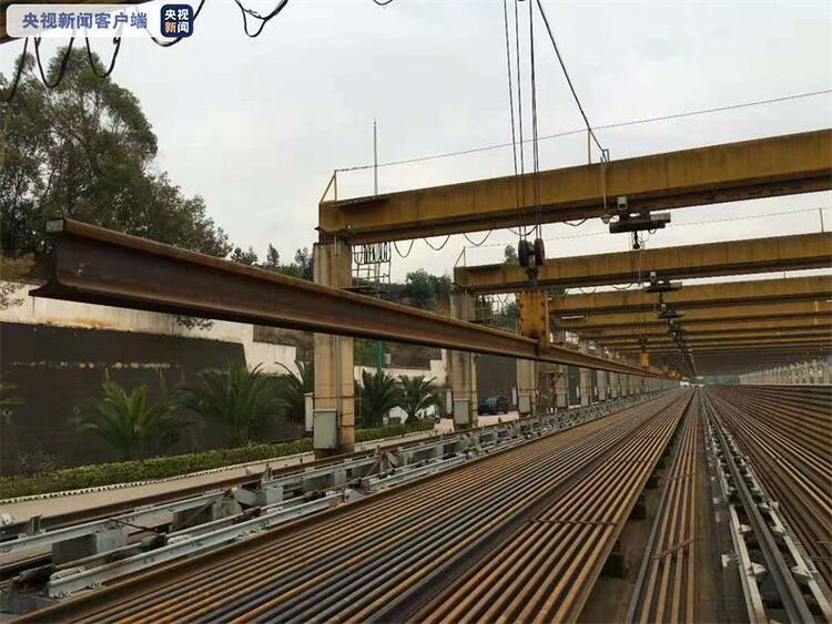 中老铁路国内段长钢轨焊接全部完成