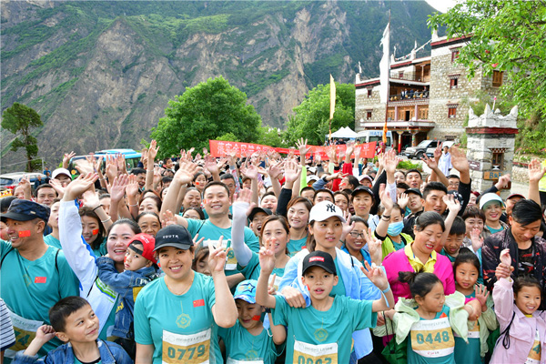 图片默认标题_fororder_6、比赛现场人山人海--供图-丹巴县委宣传部