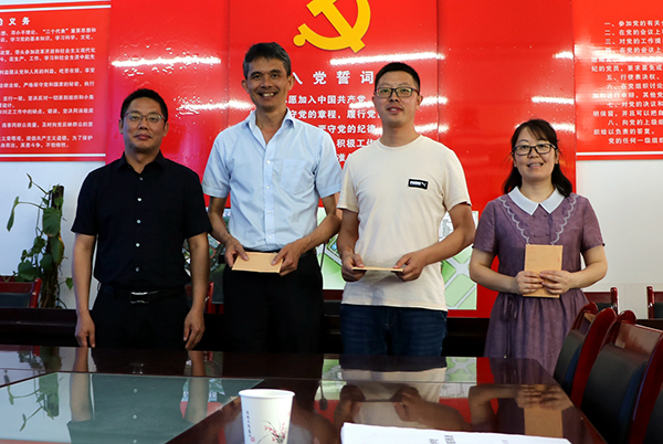 宜宾翠屏区教育和体育局领导慰问送温暖_fororder_谢明超(左一)慰问高三教师