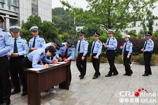 图片默认标题_fororder_安居区公安局干警排队捐款