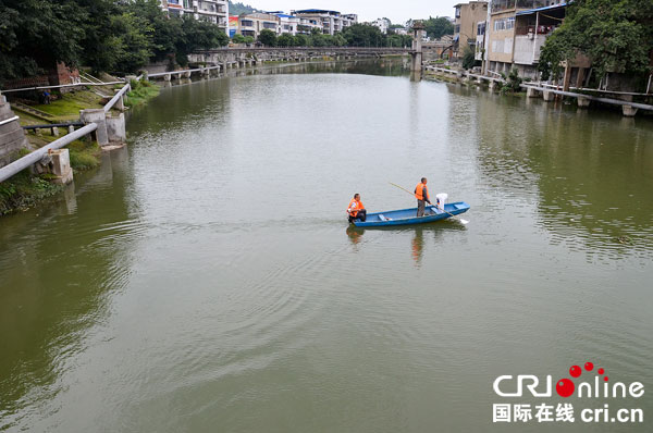 图片默认标题_fororder_专业队员打捞漂浮物