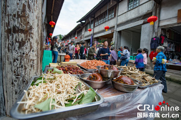 图片默认标题_fororder_古镇美食吸引八方客（摄影-廖志全）