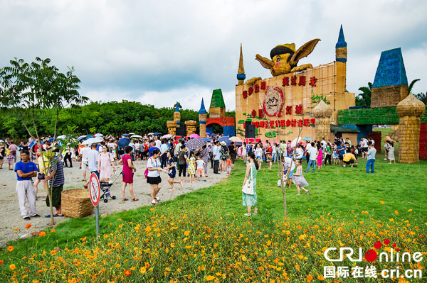 图片默认标题_fororder_草雕景区游人如织（摄影-廖志全）