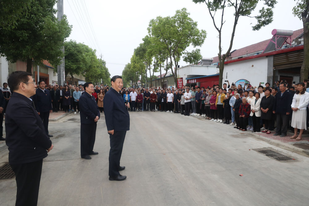 这是13日下午,习近平在南阳市淅川县九重镇邹庄村考察时,同因工程